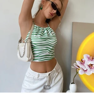 Söt sommar topp🌸 - ‼️‼️lånade bilder‼️‼️ Söt sommar topp i storlek S öppen rygg eller vad man ska säga super fint till sommaren❤️ högsta bud: 210kr