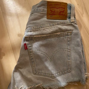 Levis 501 shorts - Levis 501, ljusblå i fint skick. W26