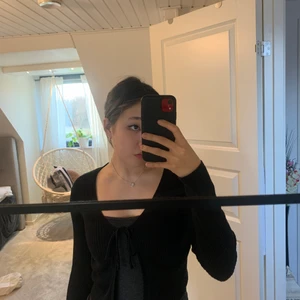 Kofta från Bikbok - Säljer denna fina koftan från Bikbok, i jättefint skick, endast använd en gång. Nypris 400kr, frakt ingår ej ❤️