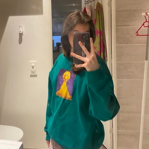 Sweatshirt  -  grön sweatshirt, har knappt änvänd så den är i bra skick👍🏻. Den är lite oversized och väldigt mjuk och skön.