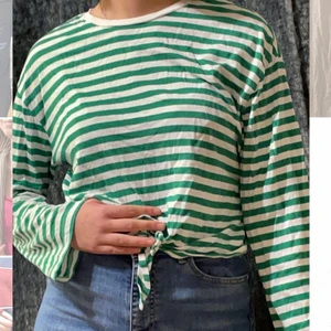 Randig tröja  - Randig vit grön tröja om man kan kalla det en cardigan. Passar en Xs/s ❤️