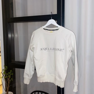 Acqua limone sweatshirt  - Säljer min älskade Acqua limone sweatshirt då den är liiite för kort i armarna för mig (är 175 cm lång). Köpt på plick, sparsamt använd.🌝