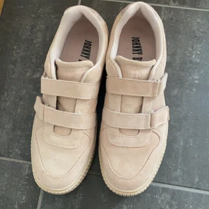 Sneakers från Johnny Bulls - Rosa Sneakers med kardborre från Johnny Bulls, använda 1 gång.  Storlek 40