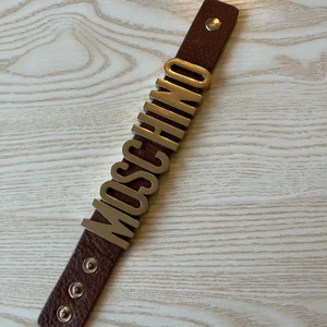 Armband moschino  - Läderarmband med guld detaljer