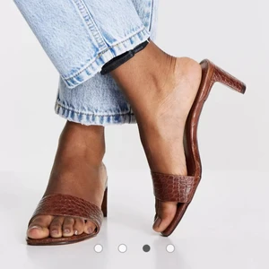 Skor från Asos oanvända - Helt oanvända skor från Forever New. Säljer pga att returdatumet har passerat och köpte två olika storlekar. Köpare står för frakten.