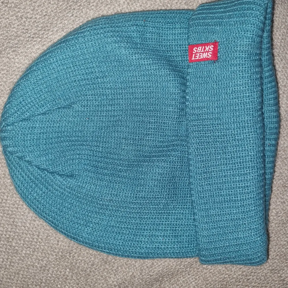Hot blue hat in one size, used only a few times, no damage. Övrigt.