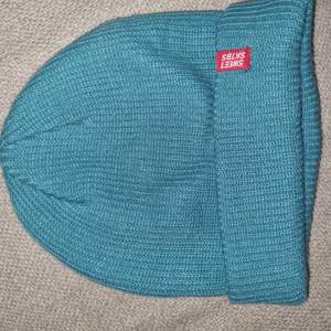 Hot blue hat in one size, used only a few times, no damage