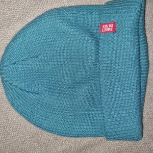Sweet Sktbs knitted hat blue - Hot blue hat in one size, used only a few times, no damage