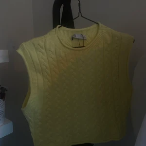 Jättefin gul knit top vest från Zara💛 - Säljer mitt fina knit top vest från Zara💛 skriv till mig om du är intresserad💛