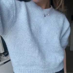 Stickad tröja - Säljer denna stickad tröja då den inte kommer till användning längre! Den är köpt från Vero moda o kostade 300kr. Använd ett fåtal gånger och är i bra skick. Säljer liknande i Vit och beige.