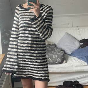 Stickad randig klänning - Köpt i somras på stradivarius. Säljer endast vid bra bud!