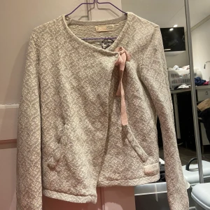 Odd Molly kofta - Jättefin kofta som säljs pågrund av att den är förliten, den är ganska smal i armarna och har en liten fläck på ena armen, märkte det precis så vet inte om det går bort i tvätten