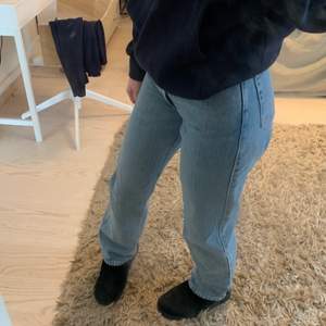 Skitsnygga midwaist jeans ifrån weekday storlek 25/32 som tyvärr inte kommer till användning, använd fåtal gånger så precis som nya!  