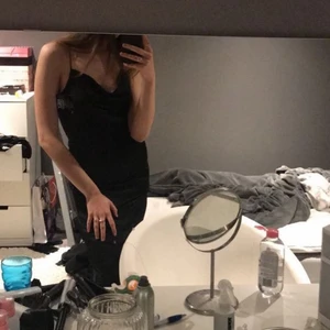 Balklänning - Säljer min balklänning som bara är använd en gång <3 Den är ganska lång så den går ner över fötterna på mig som är 170cm.