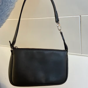 Väska - Säljer denna baugette bag från Madlady då den inte kommer till användning längre, fint skick!💞
