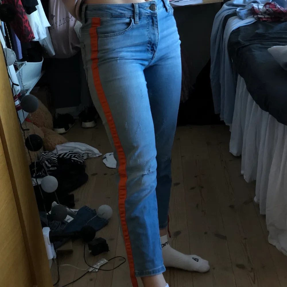 As snygga blåa jeans med en orange detalj på vardera ben. . Jeans & Byxor.