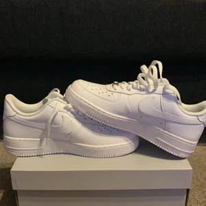 Nike air force 1 i ny skick - Air force 1 i ny skick, storlek 41 vid en snabb affär så kan priset diskuteras. Kunden betalar för frakten 