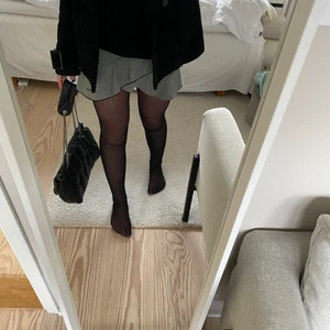 Grå kjol - En jättefin grå kjol från zaras barnavdelningen, slutsåld. Ett jättebra skick och endast använd ett fåtal gånger. Pris kan diskuteras, 100 + frakt ⚡️ buda gärna