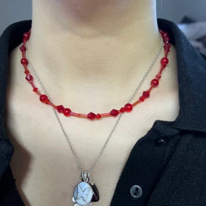 Egengjort pärlhalsband av båda plast och - Egengjort pärlhalsband av båda plast och glaspärlor! Finns en liten förlängningskedja på halsbandet, så det är ungefär 41-45cm långt! Frakten på 14kr ingår i priset💖