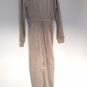 SUPERMJUK JUMPSUITE  - En underbar jumpsuite med luva och reglerbar resår i midjan i storkek L men tycker mer den passar stl M. 