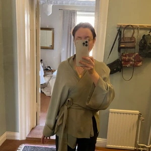 Rodebjer Tennessee  - Intresse koll på min fina blus från rodebjer, slutsåld i den färgen. Endast använd 1 gång.