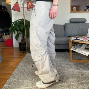 Cargobyxor - Asfeta byxor med zip ups och grejer, och men riktigt nice passform