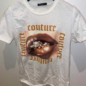 T-shirt med couture tryck från boohoo. Aldrig använd 