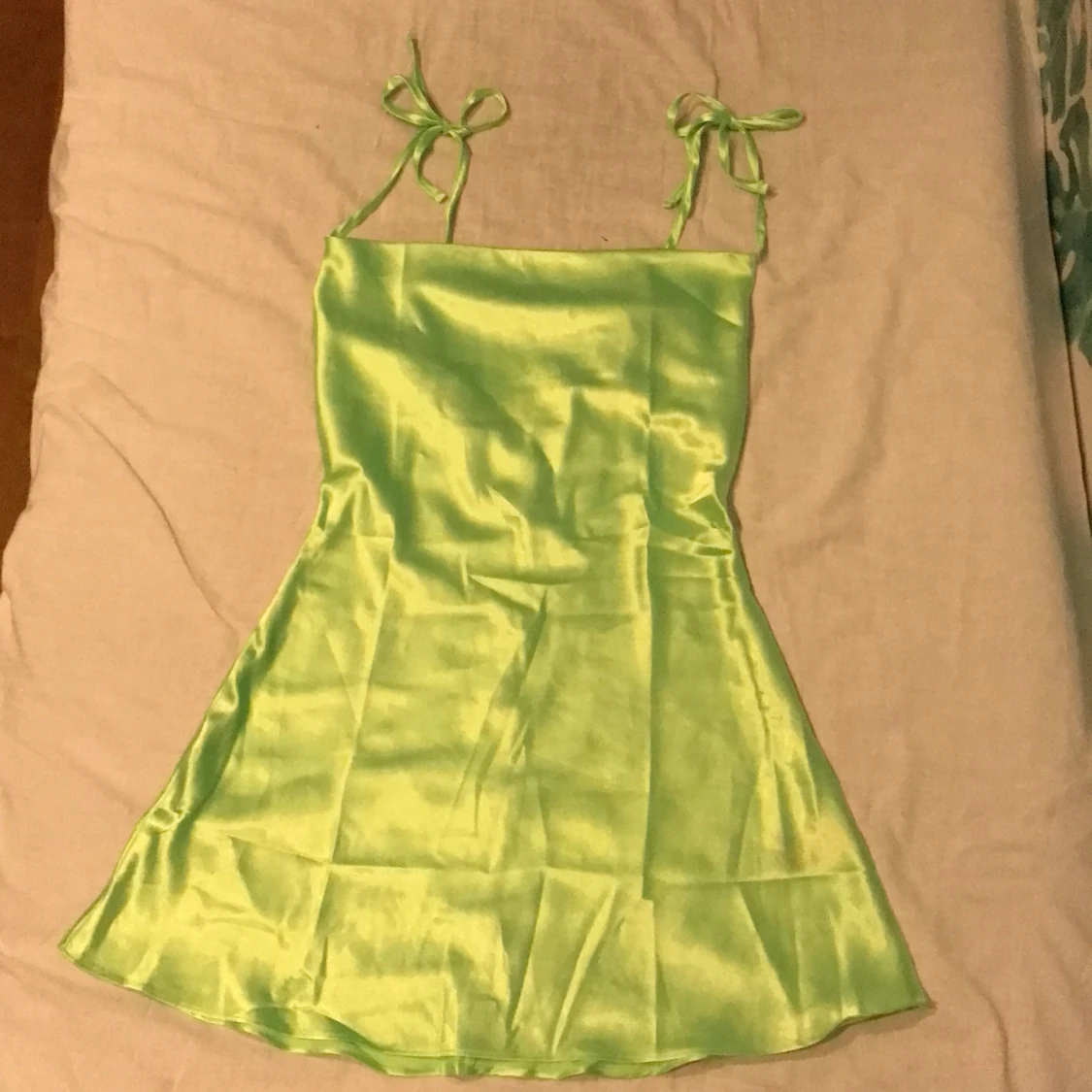 Neongrön satinklänning