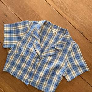 Jättefin croppad flanell shirt som passar bra på hög midjade vida jeans och byxor!!! Andra bilden är inte min men d är d exaxt samma topp som finns i första och sista bilden!!🤩 nypris 29€ !! frakt tillkommer!! 💙
