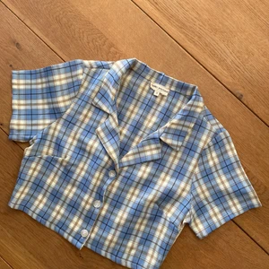 cropped flanell shirt - Jättefin croppad flanell shirt som passar bra på hög midjade vida jeans och byxor!!! Andra bilden är inte min men d är d exaxt samma topp som finns i första och sista bilden!!🤩 nypris 29€ !! frakt tillkommer!! 💙