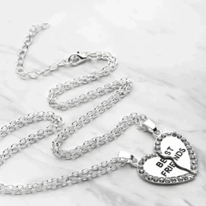 2 st Halsband - Best friends - Fina halsband att dela med din bästa vän. Nya och förpackade. Fri frakt