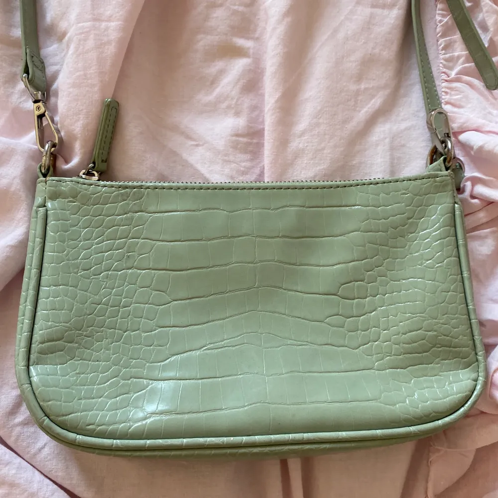 Mint grön söt & och trendig väska, har använt kanske fem gånger, den är slutsåld och og pris var 250 kr💕💕👜. Väskor.