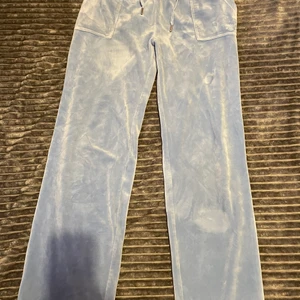 Juicy couture  - Säljer dessa Juicy byxor! De är jätte sköna och sitter perfekt på mig som är 1,80. Kan mötas upp i Varberg annars tillkommer frakt. Priset kan alltid diskuteras. Kontakta mig för fler bilder.💞 Storlek L men passar mig som har S/M