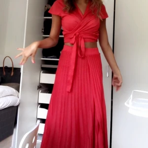 Mango set❤️ - Säljer detta helt underbara röda settet från mango, det köptes 2019 så det finns inte längre❤️Kjolen är i storlek S och har en kortare underkjol så den är inte genomskinlig och toppen är i storlek M❤️Helt underbart fint till våren och sommaren!!OBS: Säljer endast vid bra bud❤️
