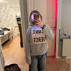 Hoodie - Säljer denna hoodie från lager 157. Får aldrig användning för den. Använt bara under några gånger sommaren 2019. köpte runt 300kr Väldigt skön och luftig. Skriv om intresse♥️