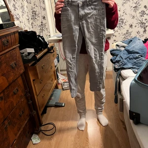 Jeans - Säljer dom här fina jeansen då jag vuxit ur dom. Fint skick och Inge hål eller något. Skriv om intresse eller frågor💘