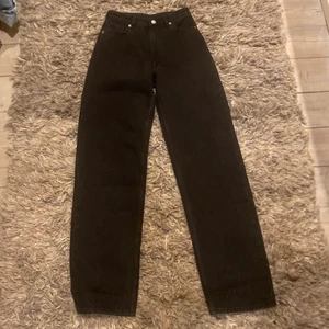 Monki svarta high waist straight jeans.  - Hej, jag säljer mina jeans för att jag har aldrig använt dem. Dem kommer från monki och är helt oanvända. Original priset var 450 kr men jag säljer dem för 100 kr + frakt. Kontakta mig ifall ni har några frågor eller vill ha fler bilder!   