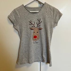 Julig T-shirt  - Tshirt från Primark med juligt tryck. Storlek 36. Knappt använd  Skönt tyg Samfraktar gärna 