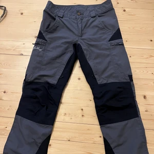 Lundhags friluftsbyxor - Jättefina Lundhags friluftbyxor storlek 36, justerbar längst ner i benen. 250