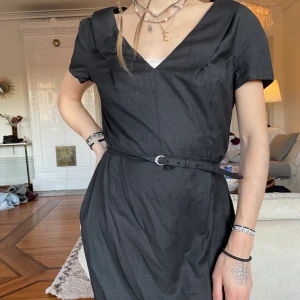 Kostymklänning - Jättecool klänning i kostymtyg med ett medkommande skärp i midjan. Märket heter ”Paul & Joe sister”. Står storlek 42 men mer 38/40