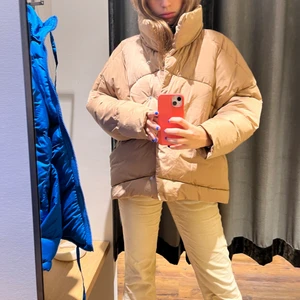 Beige jacka - Beige puffer jacka från bikbok, köpt i januari så inte använd alls länge. Dock vill jag nu köpa en vårjacka och för att ha råd så säljer jag denna! Nypris låg omkring 900kr,  nyskick!!!