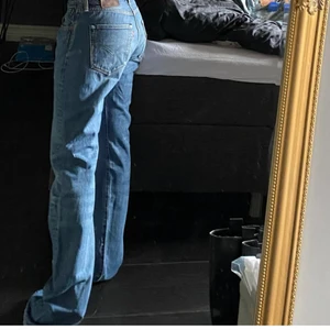 Levis jeans  - Säljer mina Levis 501 köpt från stasiasellout på instagram, de är i storlek 31/34 men skulle säga att fler kan ha dom beroende på hur man vill att de ska sitta, jag brukar ha 36/38 i byxor i vanliga fall ( bilder från stasiasellout, kan skicka egna om någon vill ha fler) 