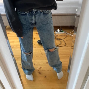 Långa jeans med hål - Säljer dessa mörkblåa jeans med hål på knäna. För långa för mig som är 170, skulle säga att de passar folk runt 175. Använda endast 1 gång så i bra skick. Knappen kan kännas lite lös när de ej är knäppta, men de var så när jag fick de och det ska inte vara några problem. När jeansen är knäppta sitter knappen på plats. Nypris 600kr fran madlady.❤️❤️