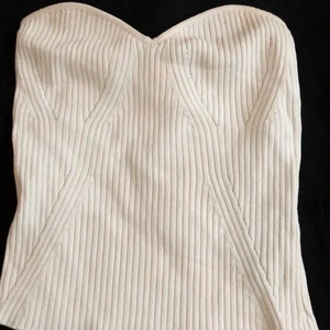 Vit bandeau topp - Den vita populära bandeau toppen från Gina, använt ett fåtal gånger och älskar den! Perfekt nu inför sommaren, stl S