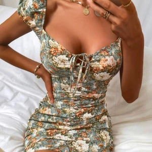 Klänning  - Klänning från shein helt i nyskick! Ligger frtf i påsen, passar storlek S/XS. Var alldeles för liten för mig. 