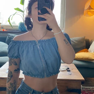 Blå topp med dragkedja - Gullig liten topp från FB sister, bara använd en gång! Frakt ingår i priset!