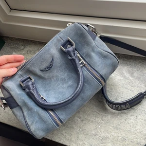 zadig voltaire väska - säljer min sunny bag från zadig voltaire. den är i använt skick men fortfarande fin! finns inte längre kvar på sidan men köpt för ca 4000. buda! det är den näst minsta modellen