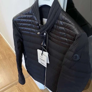 Moncler svart CYR jacka oanvänd  - Hej.   Säljer min oanvänd Moncler CYR GIUBOTTO i svart.  Jackan är helt oanvänd och Säljes pga jag har gått upp i vikt och kan ej använda den.  Prislappen sitter kvar och kvitto finns.   Storleken är 1 vilket är XS lr S.  Jag var storlek S förut och då passade den perfekt men är numera mer Medium.