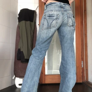 Lågmidjade jeans - Ett par väldigt lågmidjade jeans. Sitter perfekt på mig som är 174cm. Det finns lite slitningar längst ner på kanten vid fötterna. Innerbenslängd: ca 89cm