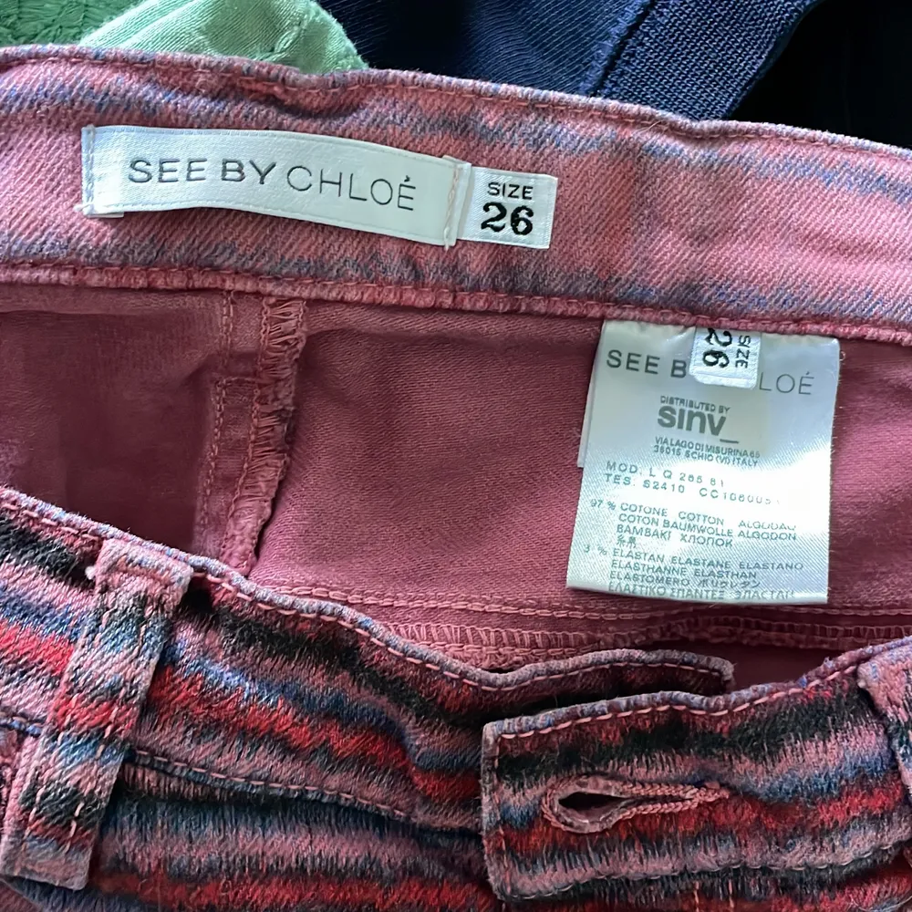 Raka byxor i märket SEE BY CHLOE. Storlek 26. Jag är 176 och de är inte för korta för mig så skulle säga det är kring 30/32 i längd. I väldigt bra skick!. Jeans & Byxor.